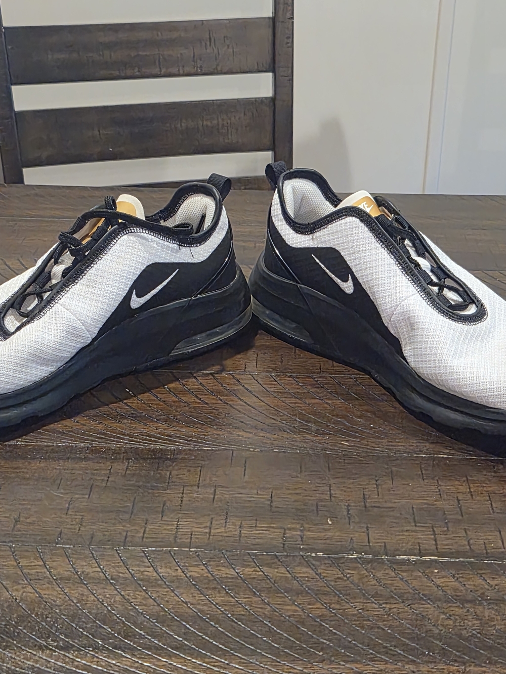 Nike Men’s White and Black Low-Top Sneakers